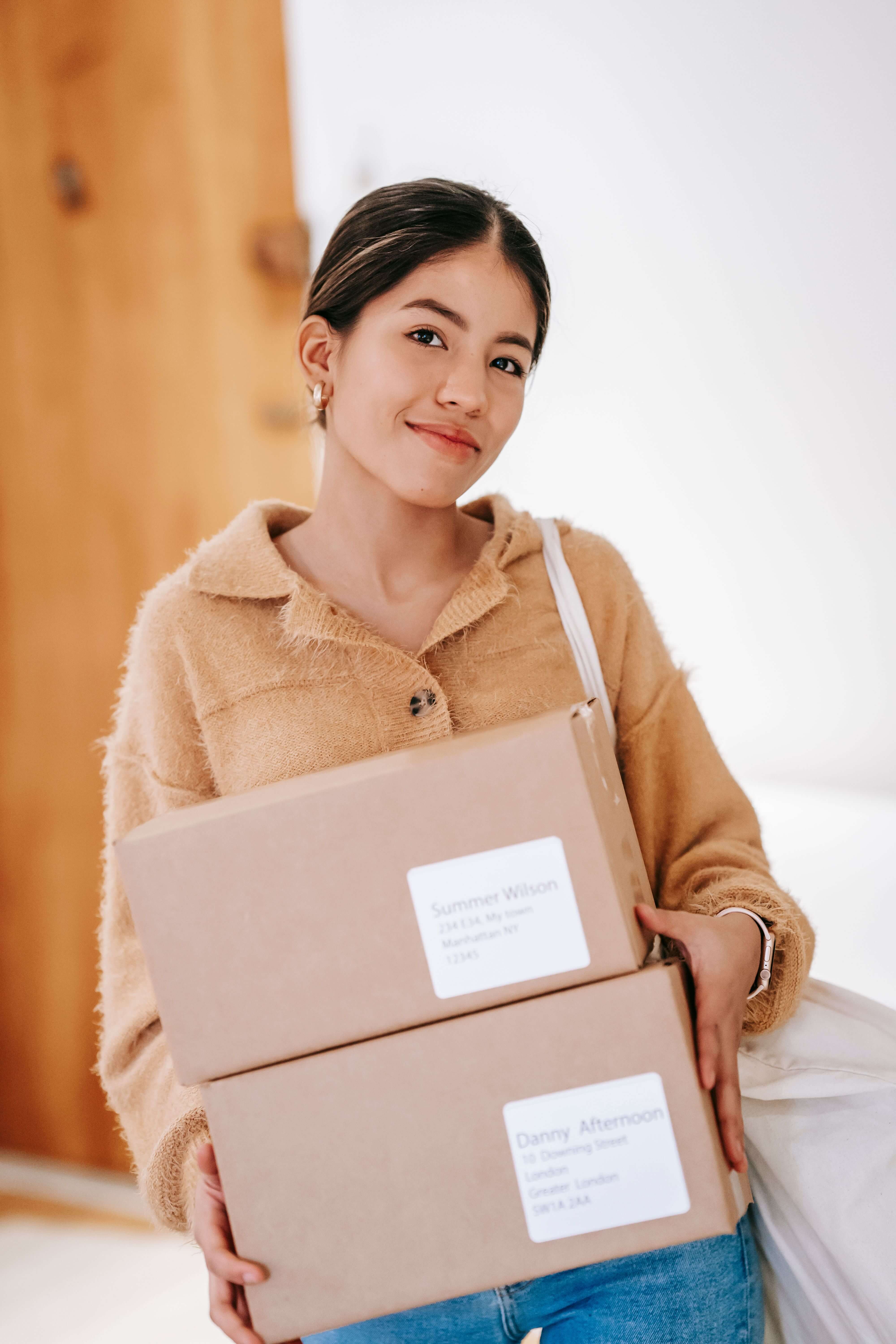 Mujer joven preparando envíos